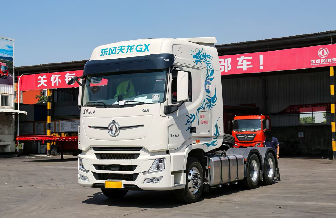 东风天龙旗舰GX 6X4 560马力牵引车