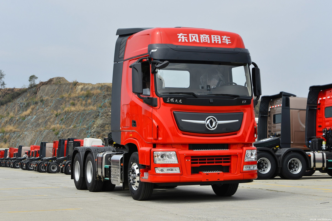 东风天龙旗舰KX 6X4 520马力牵引车